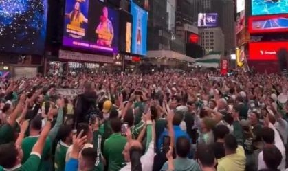 Presidente da Fifa se impressiona com torcida do Palmeiras na Times Square