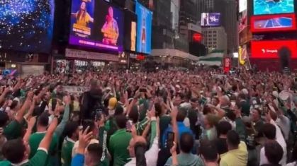 Torcida do Palmeiras faz festa na Times Square