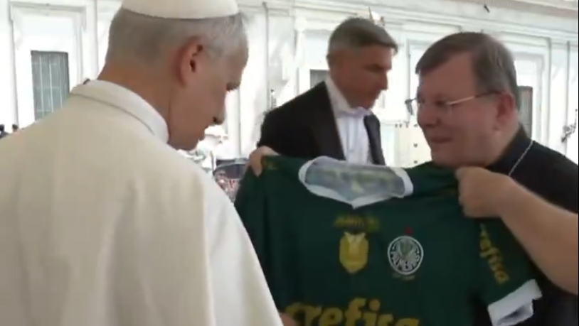Papa teria recebido camisa falsificada de presente