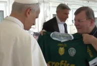 Torcedores dizem que camisa do Palmeiras dada ao papa é "falsificada"