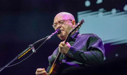 Paralamas do Sucesso celebram 40 anos com show com estádio lotado