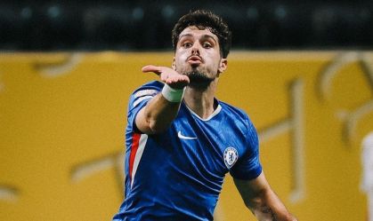 Pedro Neto manda beijo debochado após marcar gol