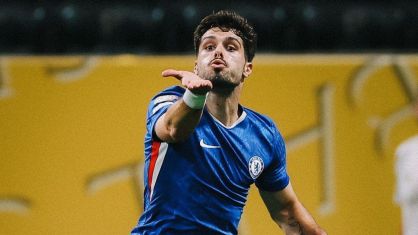 Pedro Neto manda beijo debochado após marcar gol