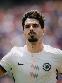 Pedro Neto comemorando o primeiro gol da partida
