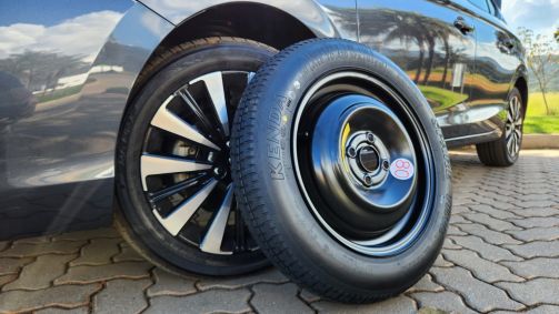 Pneu estepe temporário exige atenção do motorista