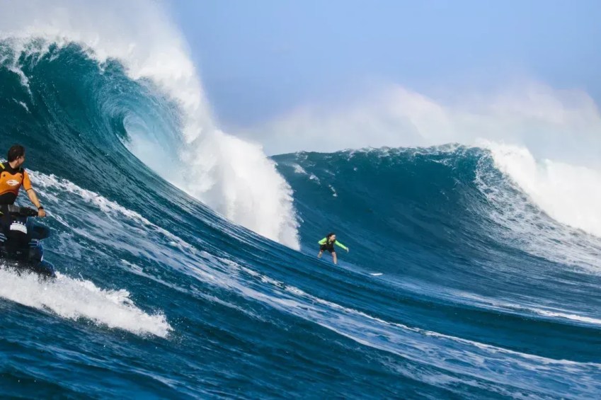 Ralda surfa no Red Bull Magnitude em Jaws, em Maui, em 9 de janeiro de 2022 • Christa Funk/Red Bull Content Pool/AP