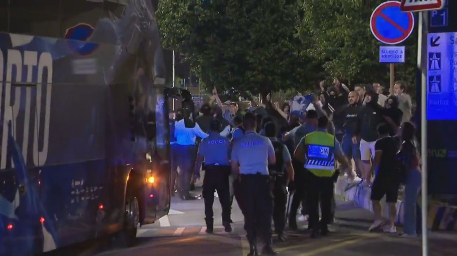 Torcida do Porto protesta contra jogadores após o Mundial