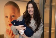 Sozinha, Raissa Barbosa deixa maternidade com segundo filho; veja