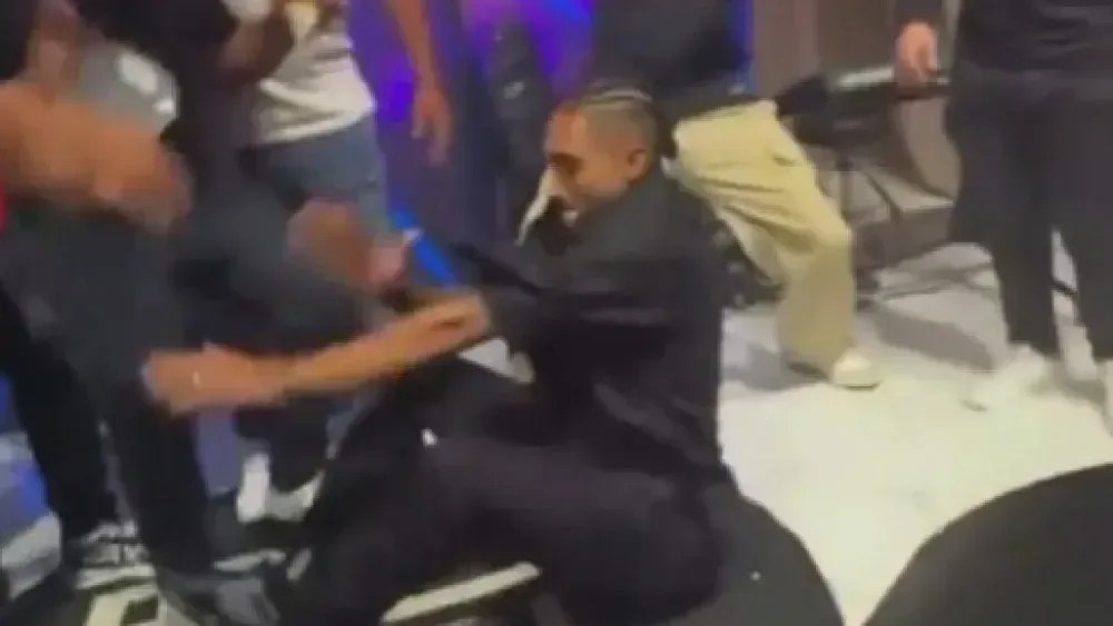 Raphinha durante festa em Canoas, RS