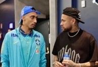 Neymar visita hotel da Seleção Brasileira antes de jogo contra Paraguai