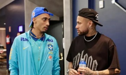 Neymar visita hotel da Seleção Brasileira antes de jogo contra Paraguai