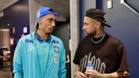 Neymar visita hotel da Seleção Brasileira antes de jogo contra Paraguai