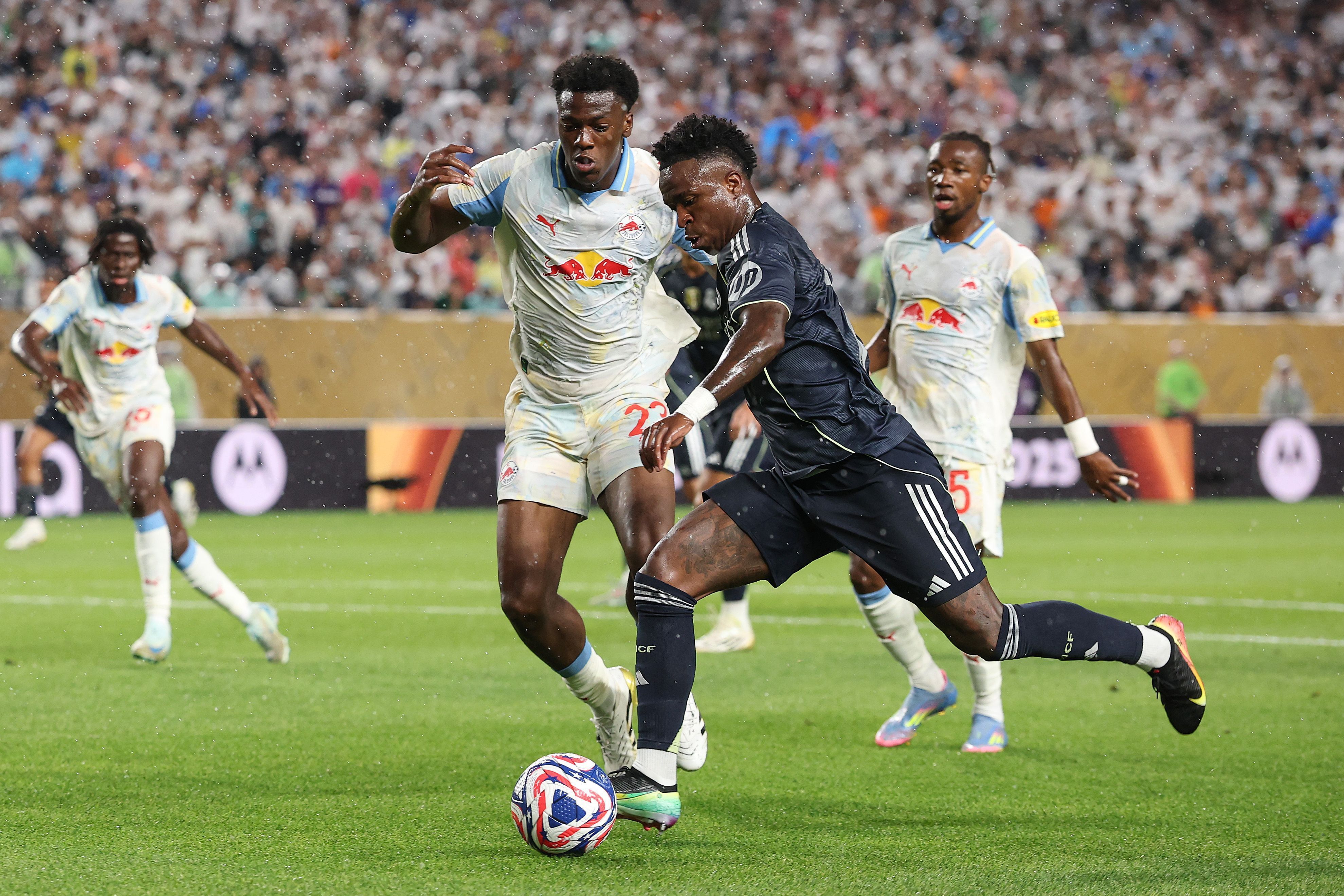 Disputa de bola em Real Madrid x Salzburg