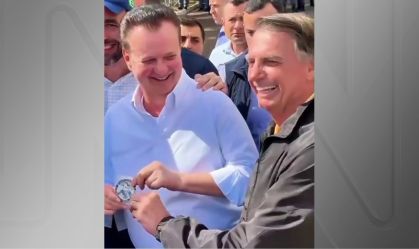 Bolsonaro entrega medalha de "imbrochável, imorrível e incomível" a Kassab