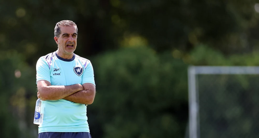 Renato Paiva treina o time do Botafogo