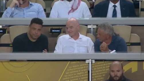 Ronaldo Fenômeno ao lado de Infantino e Baggio