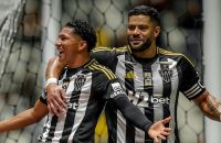 Com gol contra, Atlético-MG vence Internacional e coloca time gaúcho no Z4