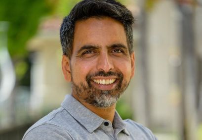Sal Khan, fundador da plataforma Khan Academy. Ele está sorrindo