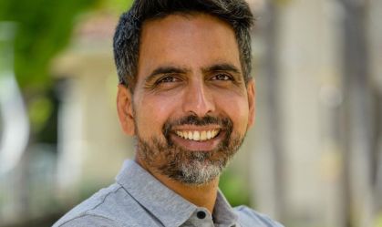 Sal Khan, fundador da plataforma Khan Academy. Ele está sorrindo