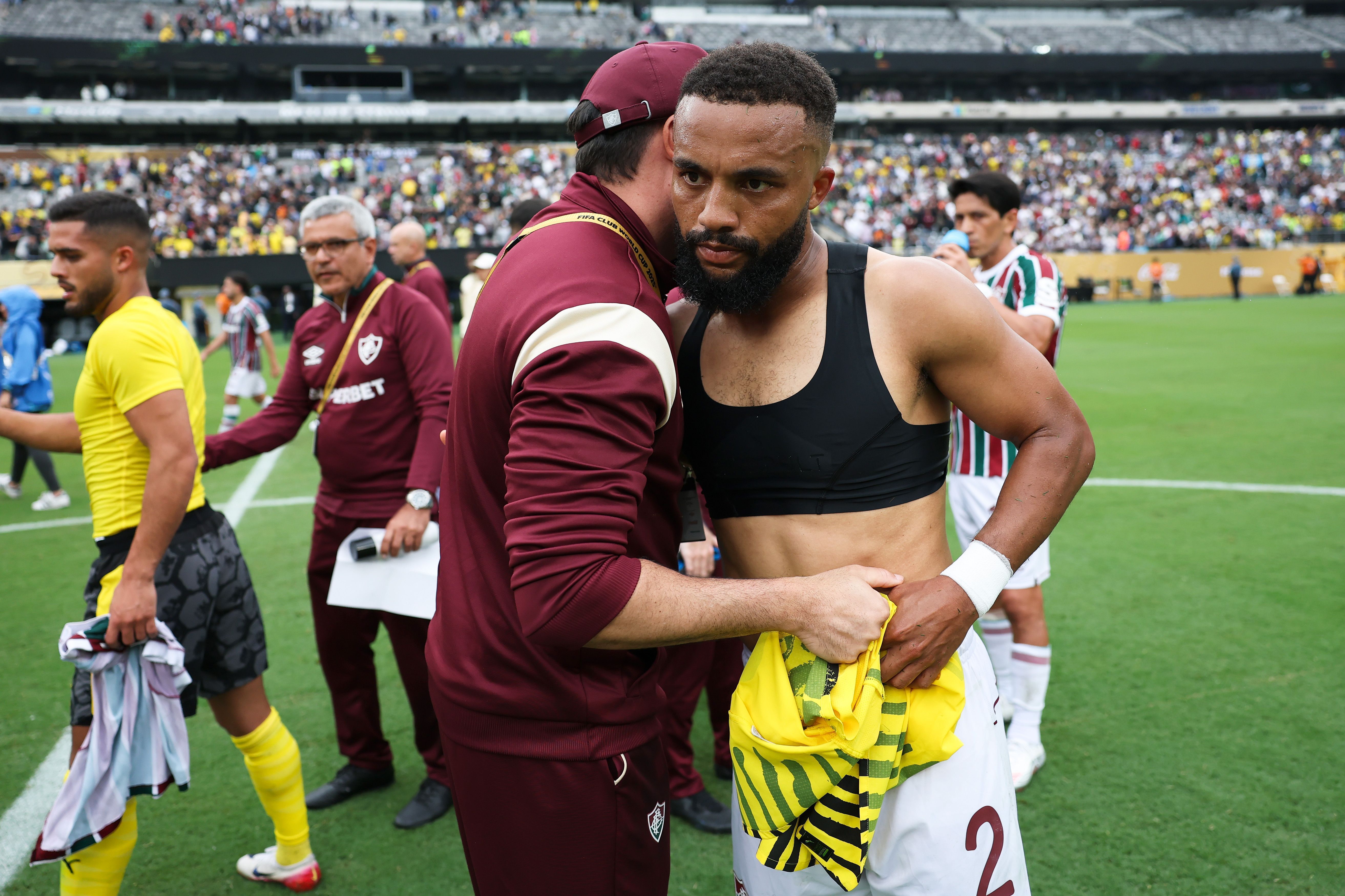 Samuel Xavier e Yan Couto trocaram camisas após partida no Mundial de Clubes