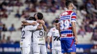 Rollheiser salva, Santos vence Fortaleza e sai do Z4 do Brasileirão