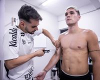 O Santos Futebol Clube deu início à intertemporada na manhã desta sexta-feira (27), com a reapresentação do elenco profissional no CT Rei Pelé, em Santos. Entre os atletas presentes estava Neymar, que segue se recuperando de lesão e participa do dia a dia da equipe. Após 14 dias de descanso, os jogadores passaram por uma bateria de exames físicos e clínicos realizada em dois períodos. Coordenador de preparação física do clube, Fábio Mahseredjian elogiou o comprometimento dos atletas durante o período de folga. “Pedi a eles que não voltassem acima do peso e nós estamos observando que todos estão voltando no peso que saíram”, afirmou. Ele explicou que os testes iniciais vão servir para individualizar as cargas de trabalho e elevar a condição física dos jogadores. A rotina alternará entre treinos em período integral e parcial ao longo das próximas semanas. Segundo Rodrigo Zogaib, coordenador do Núcleo de Saúde do Santos, a programação visa recolocar o elenco na mesma forma física do final do primeiro semestre. “No retorno, sempre há algum ajuste a fazer, então procuramos fazer uma série de avaliações bem semelhantes às que são feitas no início do ano”, destacou. Os testes abrangem aspectos como força, mobilidade, percentual de gordura e capacidade cardiorrespiratória. Responsável pela fisioterapia, Luis Alberto Rosan reforçou a importância dos exames. “Todos os testes são importantes. A gente está fazendo aqui o ergométrico, avaliação isocinética, mobilidade, percentual de gordura, etc.” Já Alexandre Galvão, coordenador de fisiologia, explicou que os resultados orientam a carga de trabalho no campo. “Analisamos a capacidade física máxima desses atletas [...] e levamos esses dados para a preparação física.” Do ponto de vista nutricional, a avaliação também foi positiva. “Muitos até apresentaram emagrecimento, tiveram uma consciência muito interessante nesse período de parada”, disse Alessandra Favano, nutricionista do clube. A partir dos resultados, a equipe multidisciplinar vai ajustar o planejamento alimentar para o restante da temporada. A partir deste sábado (28), os treinos em campo terão início, com atividades marcadas novamente para dois períodos. O técnico Cleber Xavier vê a pausa como uma oportunidade de corrigir falhas e ajustar o time. “Trava um pouco o nosso embalo [...] mas é um período de ajustes táticos, técnicos e físicos”, afirmou. Segundo ele, a prioridade será melhorar a efetividade ofensiva da equipe, mantendo a consistência defensiva alcançada nos últimos jogos. O Santos encerrou o primeiro trecho do Campeonato Brasileiro com vitória por 3 a 2 sobre o Fortaleza, na Arena Castelão, no dia 12. Com 13 pontos em 12 jogos, o clube ocupa a 15ª colocação na tabela e aguarda definição da data para o clássico contra o Palmeiras, pela 13ª rodada. “A gente sabia o que treinar, o que se alimentar, etc. Então sei que todo mundo voltou bem e agora é focar nesse segundo semestre para dar nosso melhor”, disse o zagueiro Luan Peres, ressaltando a responsabilidade individual durante o recesso.