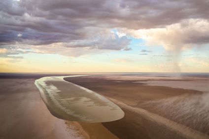Uma foto do Santuário de Vida Selvagem Kalamurina, tirada em 2018, mostra as águas da enchente do noroeste de Queensland fluindo para a área, percorrendo mais de 960 quilômetros ao longo de dois meses. Um evento semelhante está acontecendo agora, em uma escala muito maior, e pode não ter seu efeito total até outubro