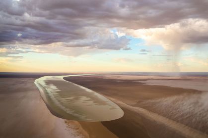 Uma foto do Santuário de Vida Selvagem Kalamurina, tirada em 2018, mostra as águas da enchente do noroeste de Queensland fluindo para a área, percorrendo mais de 960 quilômetros ao longo de dois meses. Um evento semelhante está acontecendo agora, em uma escala muito maior, e pode não ter seu efeito total até outubro