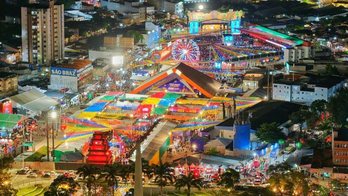 Grande multidão em uma festa de São João