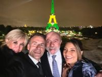Lula, Janja e casal Macron tiram selfie com Torre Eiffel verde e amarela