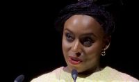 Literatura é luz até nos lugares mais escuros, diz Chimamanda Ngozi Adichie