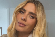 Carolina Dieckmmann surpreende com novo visual e surge morena