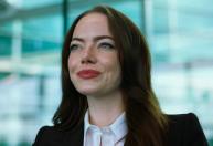 Veja o trailer de "Bugonia", filme de Yorgos Lanthimos com Emma Stone