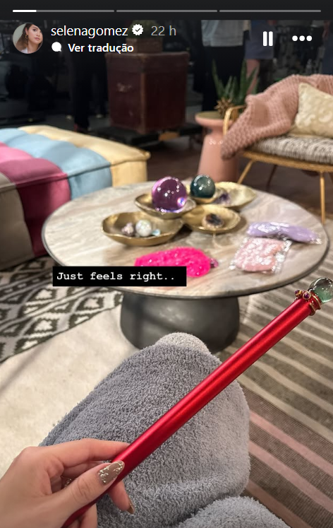 Selena Gomez apareceu com a tradicional varinha de Alex Russo • Instagram/Selena Gomez