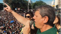 Tarcísio faz discurso focado em "reconciliação" durante Marcha para Jesus