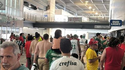 Torcedores do Palmeiras aguardam enquanto jogo retorna