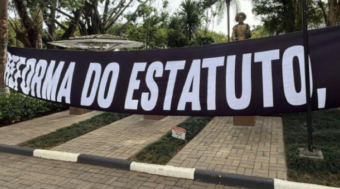 Torcedores fazem protesto na sede do Corinthians