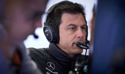 Toto Wolff diz que Russell deve seguir na Mercedes e vê Verstappen distante