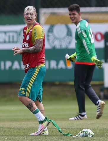 Róger Guedes sofreu trote do elenco do Palmeiras em 2017 • Divulgação/Palmeiras