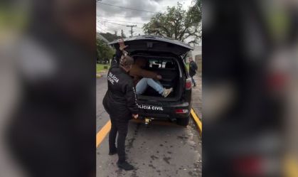 Vereador do RS se faz de preso para divulgar compra de viatura com emenda