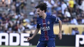 Vitinha do PSG durante duelo contra o Botafogo