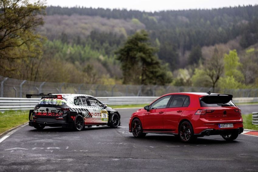 VW Golf GTI Clubsport e o VW Golf GTI 50 Edition • Divulgação