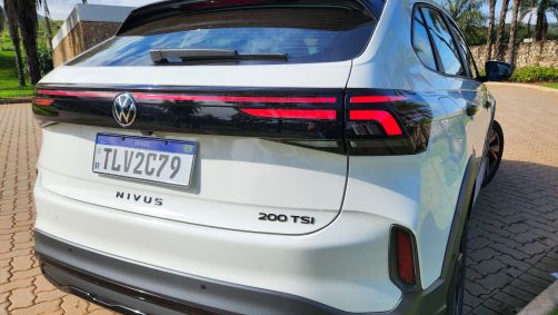 Volkswagen Nivus Highline 2026: versão topo de linha com motor 200TSI
