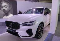 Volvo XC60 renovado e EX30 Cross Country são revelados em Interlagos