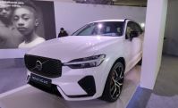 Volvo XC60 renovado e EX30 Cross Country são revelados em Interlagos