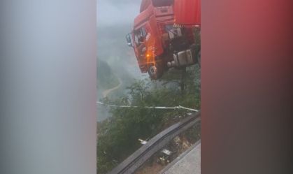 Vídeo: Motorista de caminhão fica pendurado após ponte desabar na China