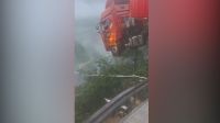 Vídeo: Motorista de caminhão fica pendurado após ponte desabar na China
