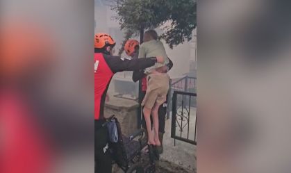 Vídeo: Idoso em cadeira de rodas é resgatado em incêndio na Turquia