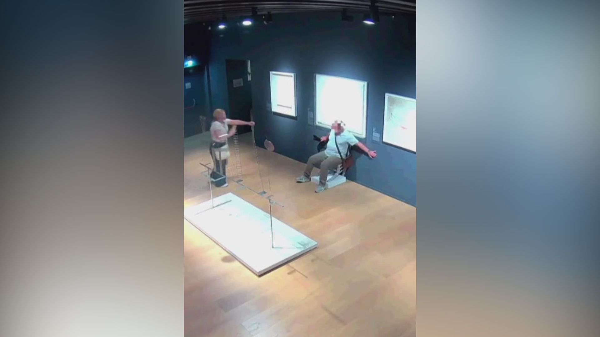 Imagens de segurança capturaram o momento em que turista senta em obra de arte em museu na Itália