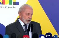 Lula diz que Eduardo Bolsonaro fica "tentando lamber as botas do Trump"